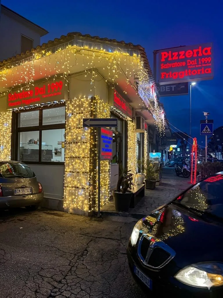 Esterno della pizzeria illuminato di sera