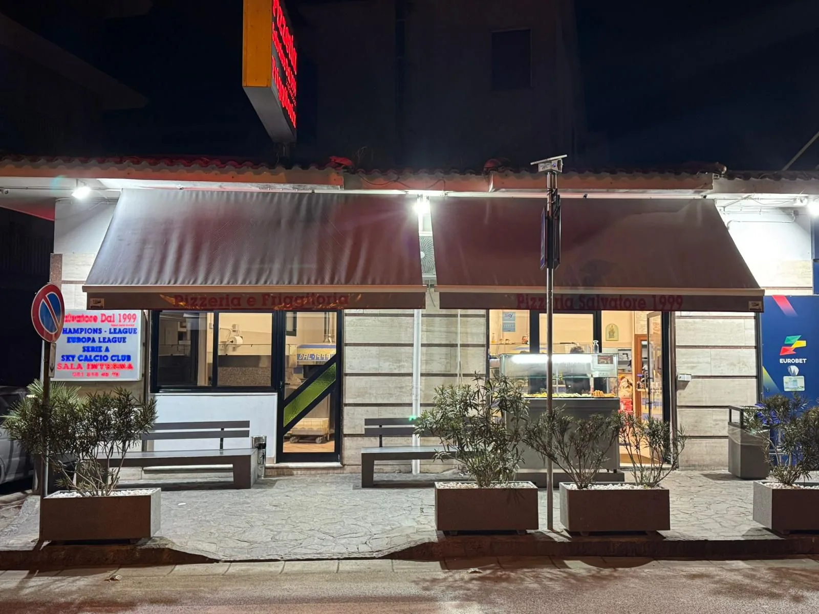 Facciata della pizzeria di notte