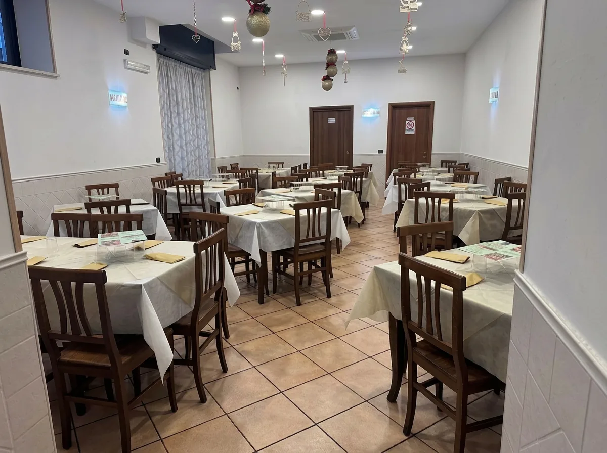 Sala interna con tavoli apparecchiati