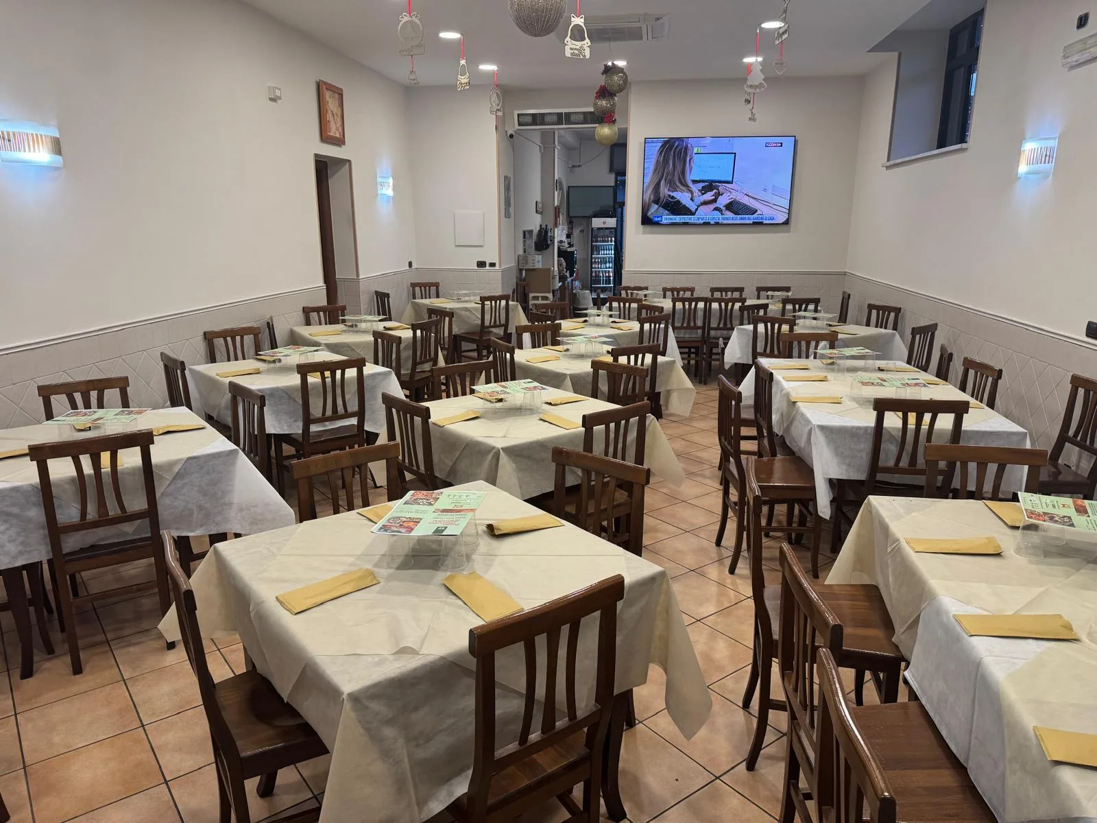 Sala da pranzo con tavoli apparecchiati